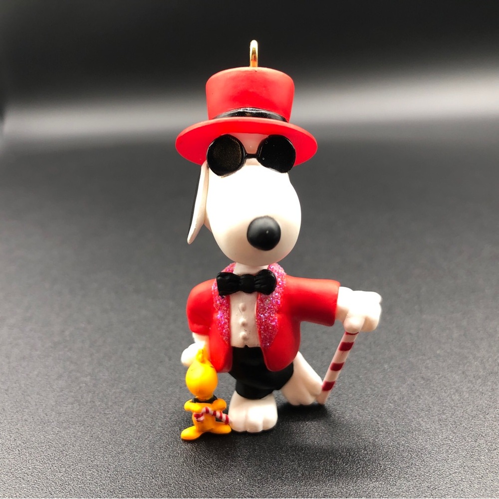 Hallmark Keepsake Ornament 2003 Joe‎ Cool Spotlight On Snoopy 6th In The Series